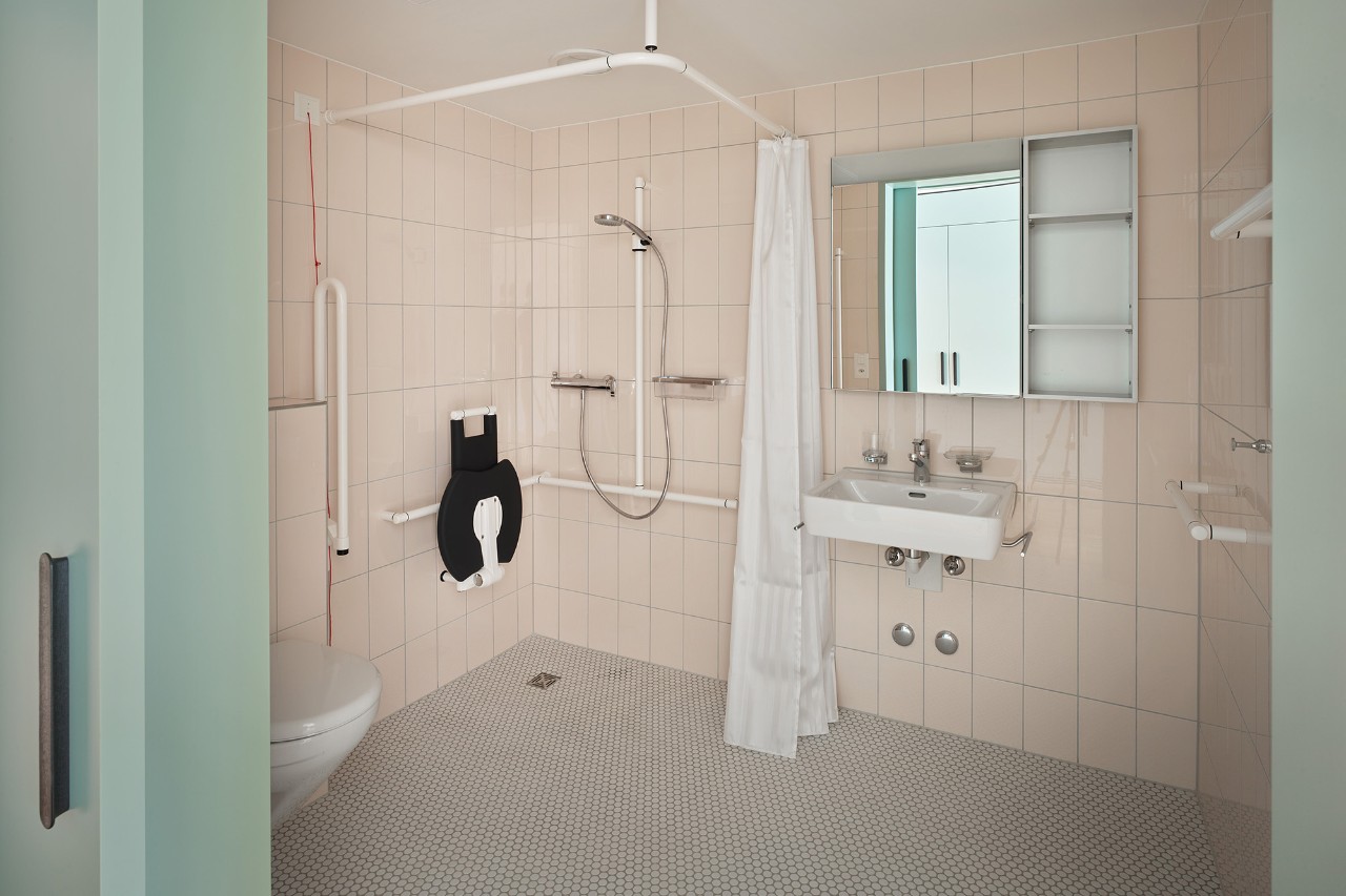 Badezimmer einer Wohneinheit (Bild: Karin Gauch und Fabien Schwartz, Zürich)